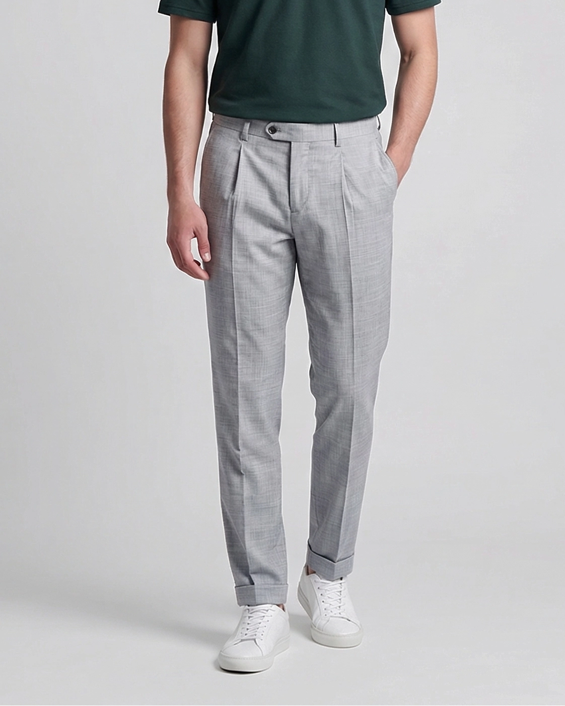 Pantalone sartoriale Meet uomo grigio con pince - vista frontale - indossato da modello