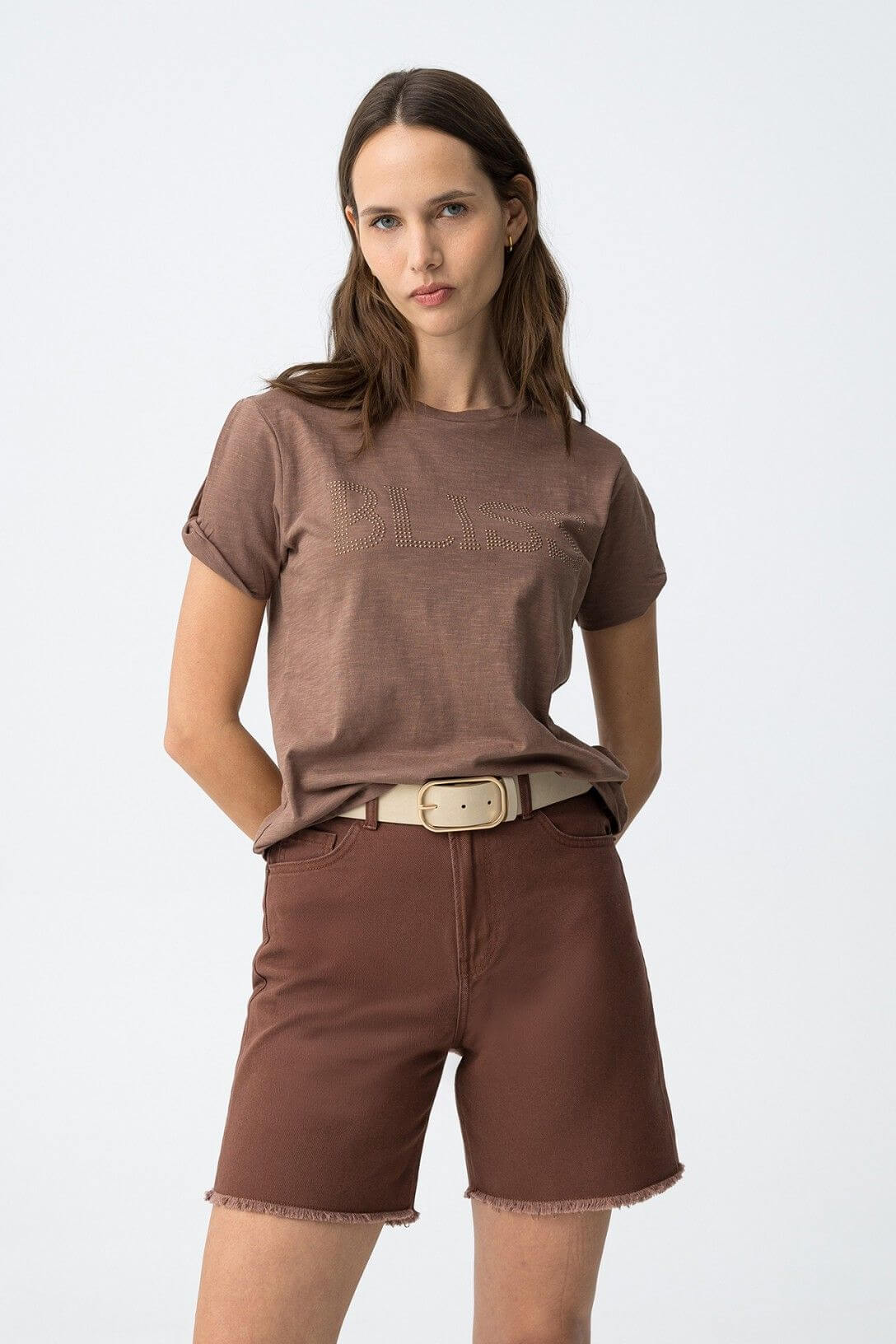 T-shirt seadra donna colore bruciato manica corta vista frontale - indossata da modella total  look