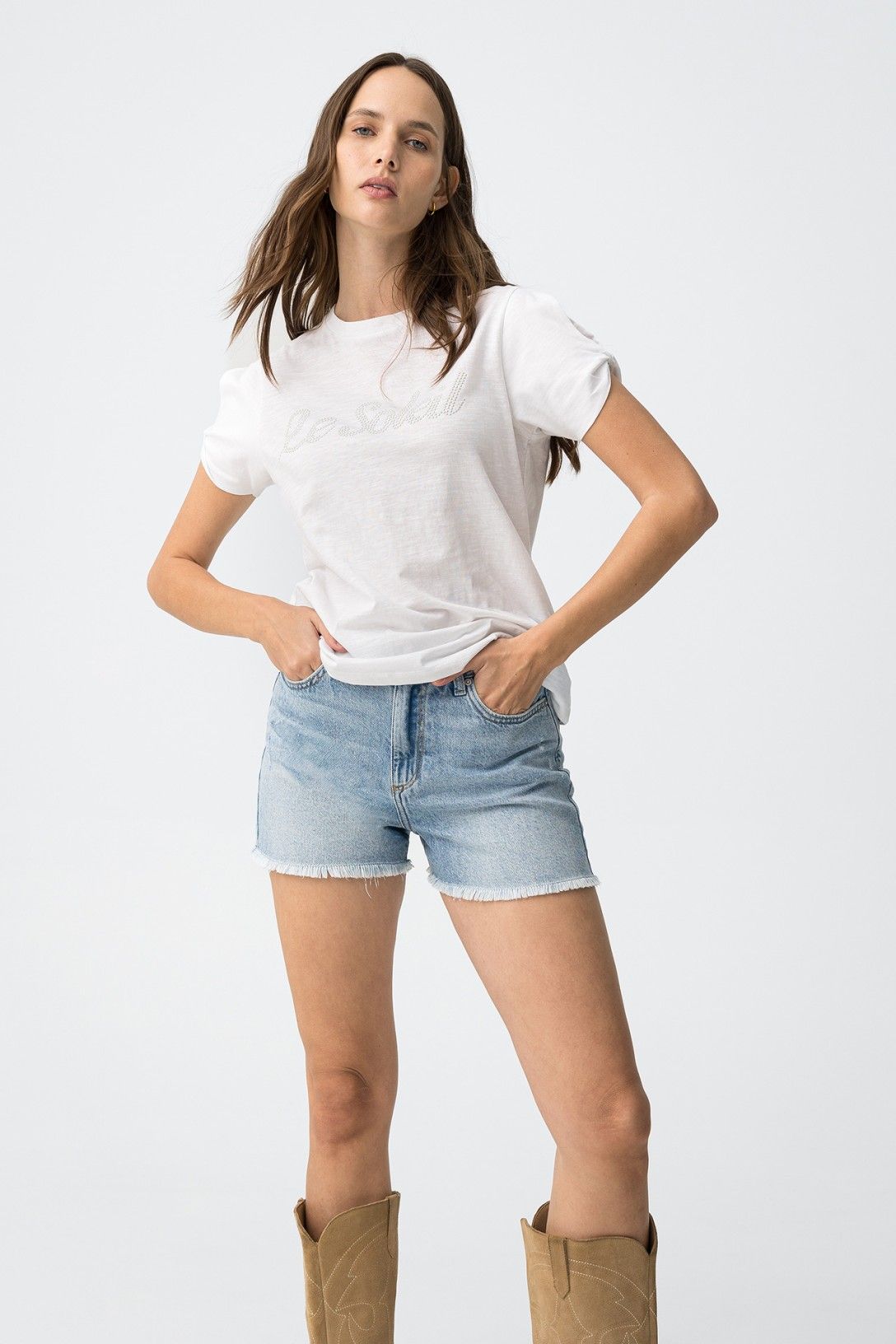 T-shirt seadra donna in bianco manica corta vista frontale - indossata da modella total  look