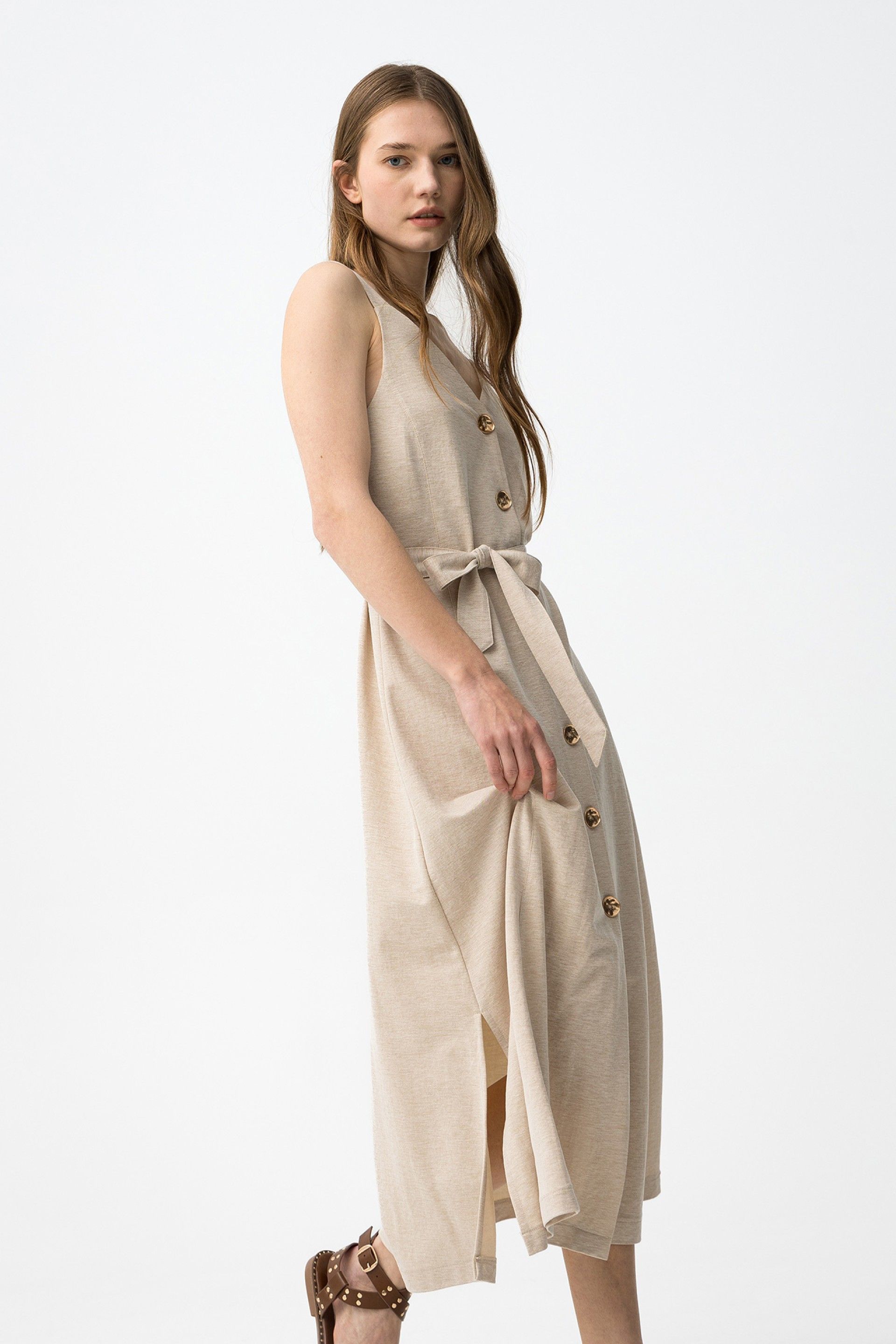 Abito Donna Shara in beige, vista laterale - indossato da modella.