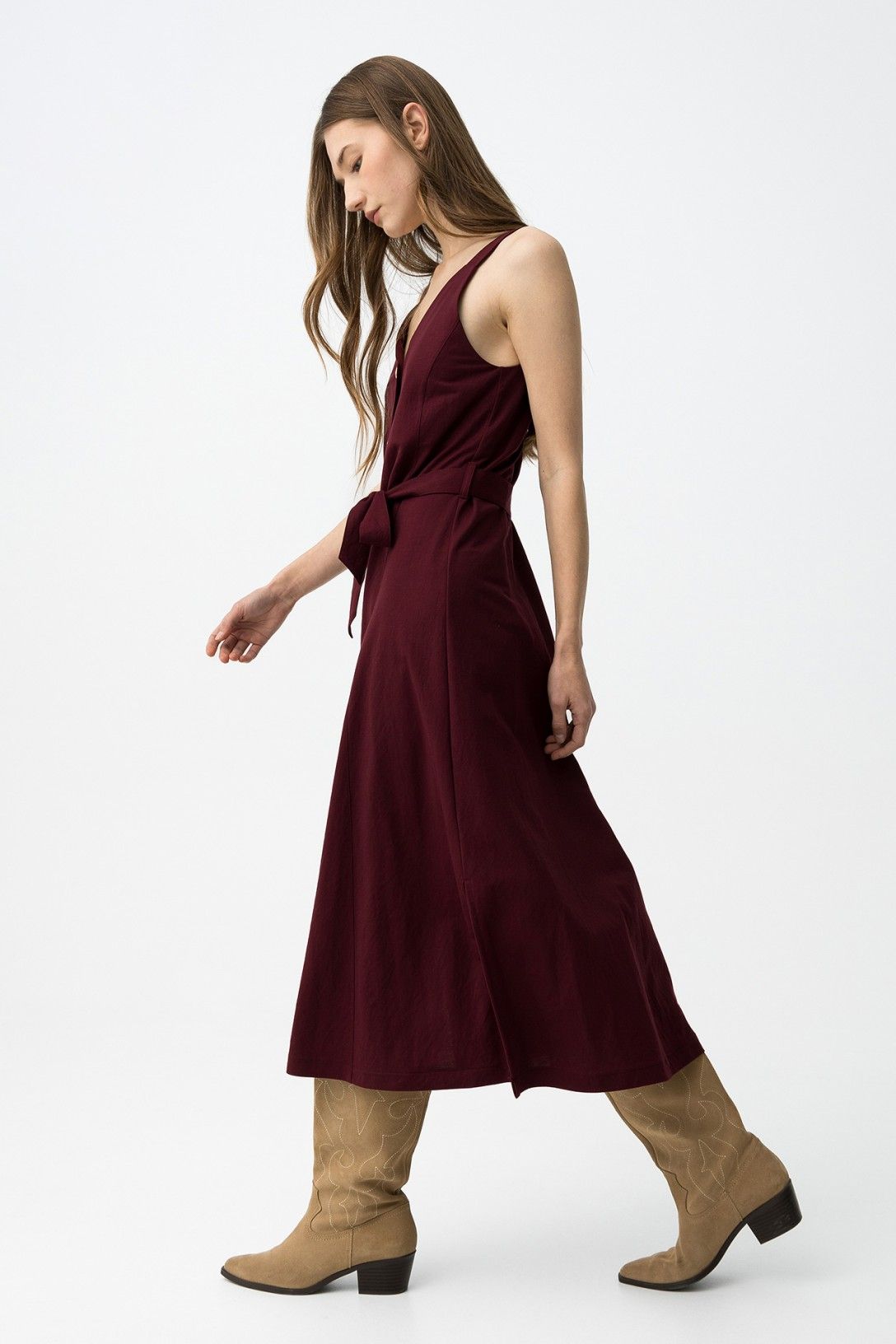 Abito donna Shara bordeaux indossato di profilo – vestibilità regolare e caduta impeccabile