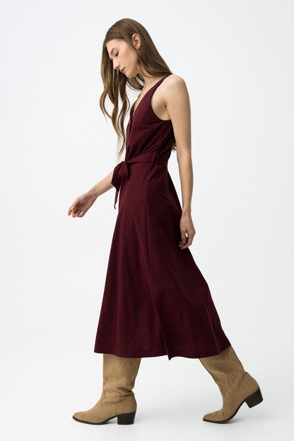 Abito donna Shara bordeaux indossato di profilo – vestibilità regolare e caduta impeccabile