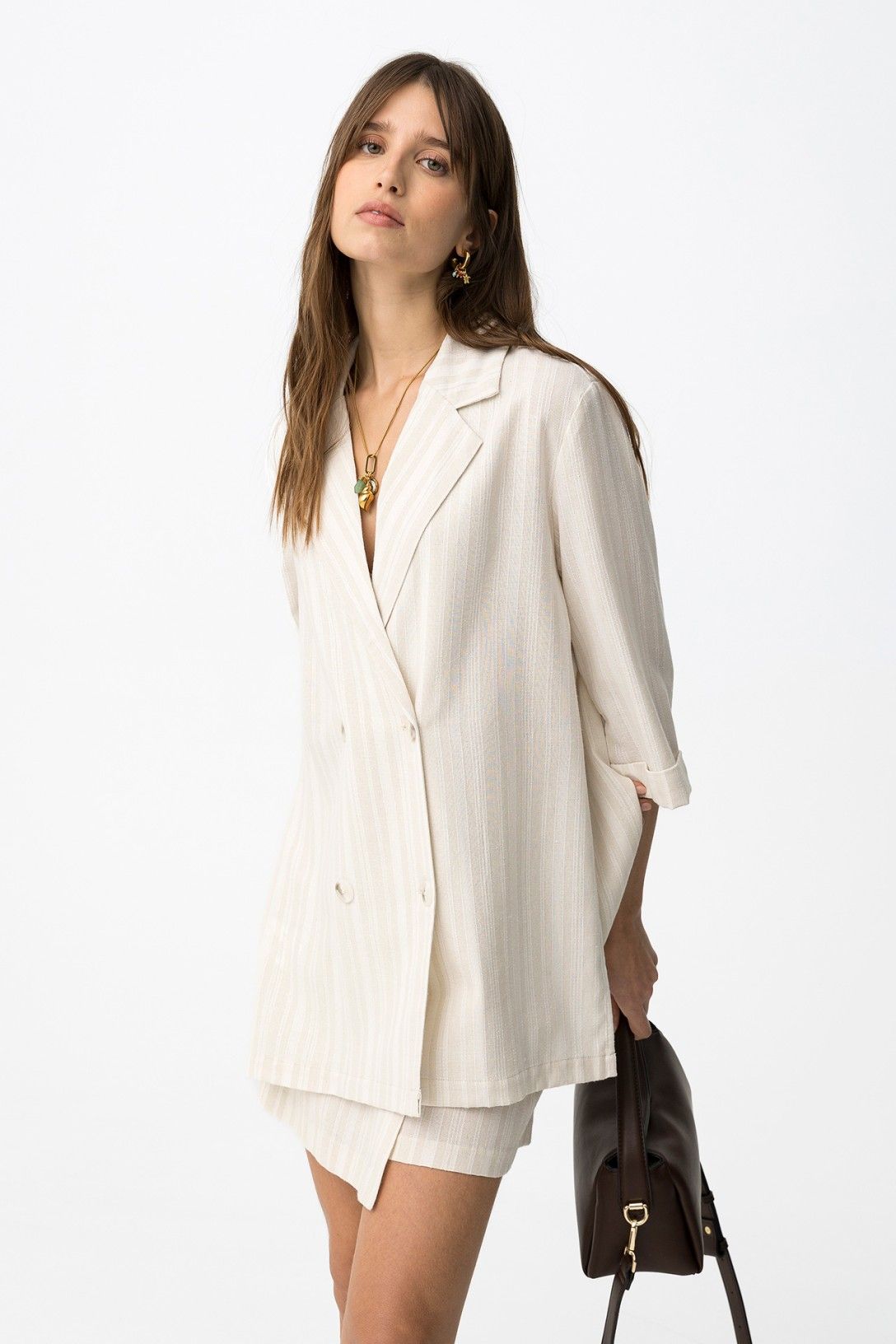 Blazer donna doppio petto manica 3/4 beige - modello indossato con gonna Tina - smart casual