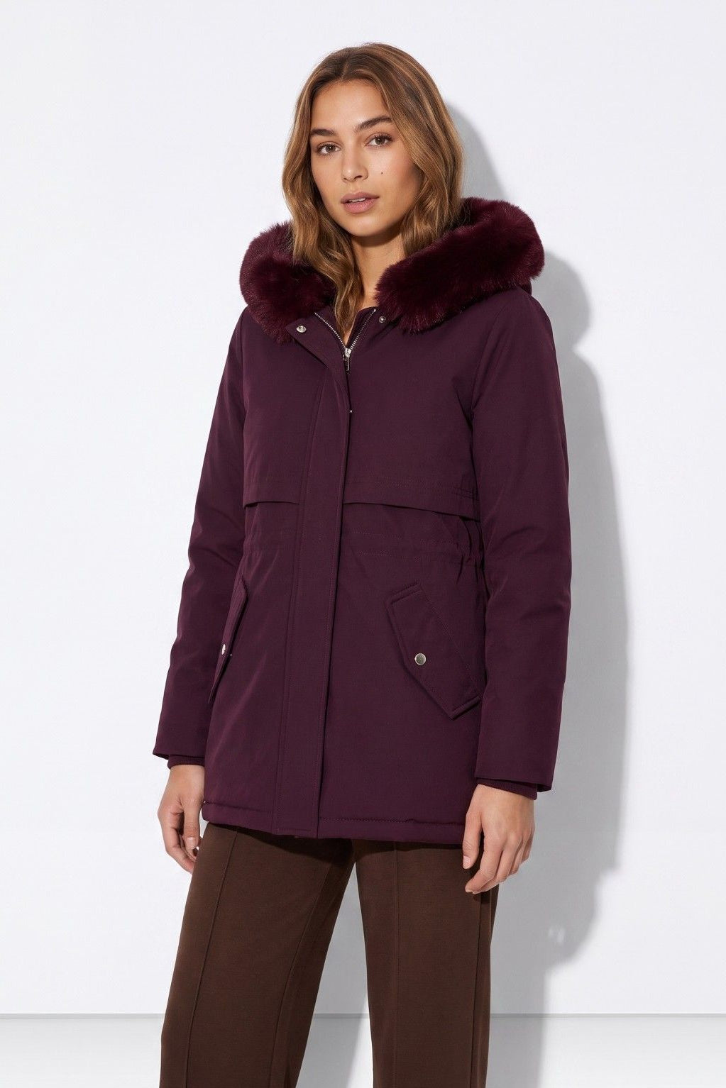 Giubbotto donna Siren Tiffosi bordeaux indossato, vista frontale con cappuccio bordato in pelliccia sintetica