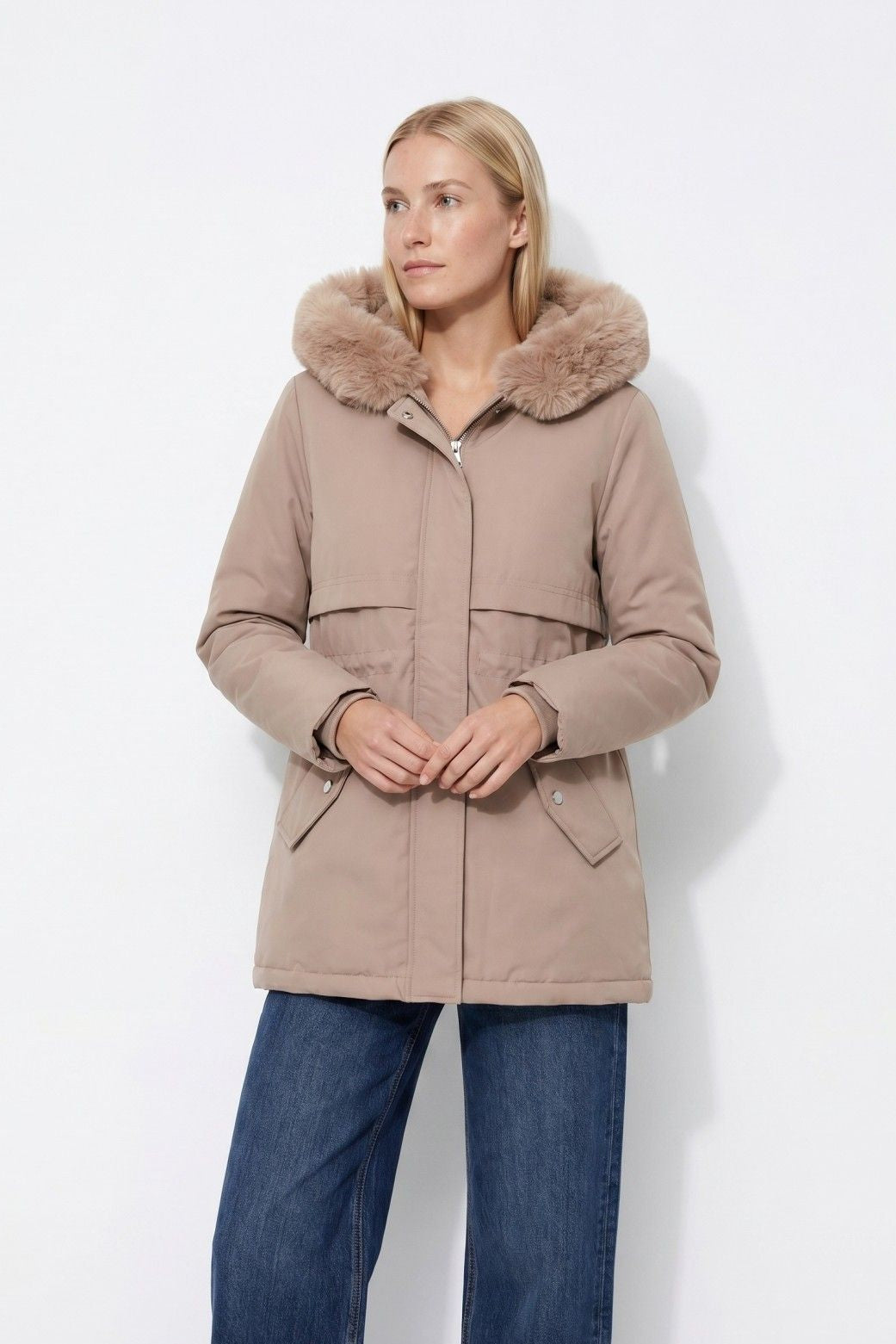 Giubbotto donna Siren Tiffosi cipria indossato, vista frontale con tasche a pattina e chiusura coperta