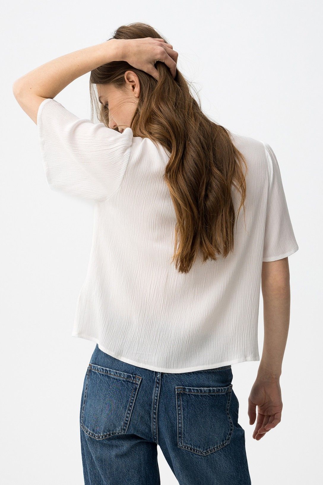 Camicia donna viscosa Siria bianca indossata vista posteriore manica corta