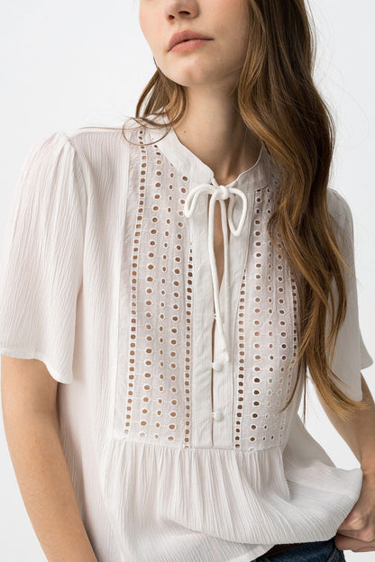 Dettaglio pizzo traforato e scollo rotondo con laccetto camicia donna viscosa Siria Tiffosi