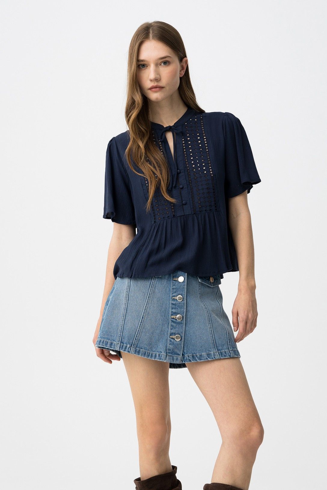 Look completo con camicia Donna Viscosa Siria blu abbinata a gonna jeans outfit casual chic