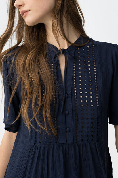 Dettaglio tessuto Camicia Donna viscosa e lavorazione pizzo traforato camicia Siria blu