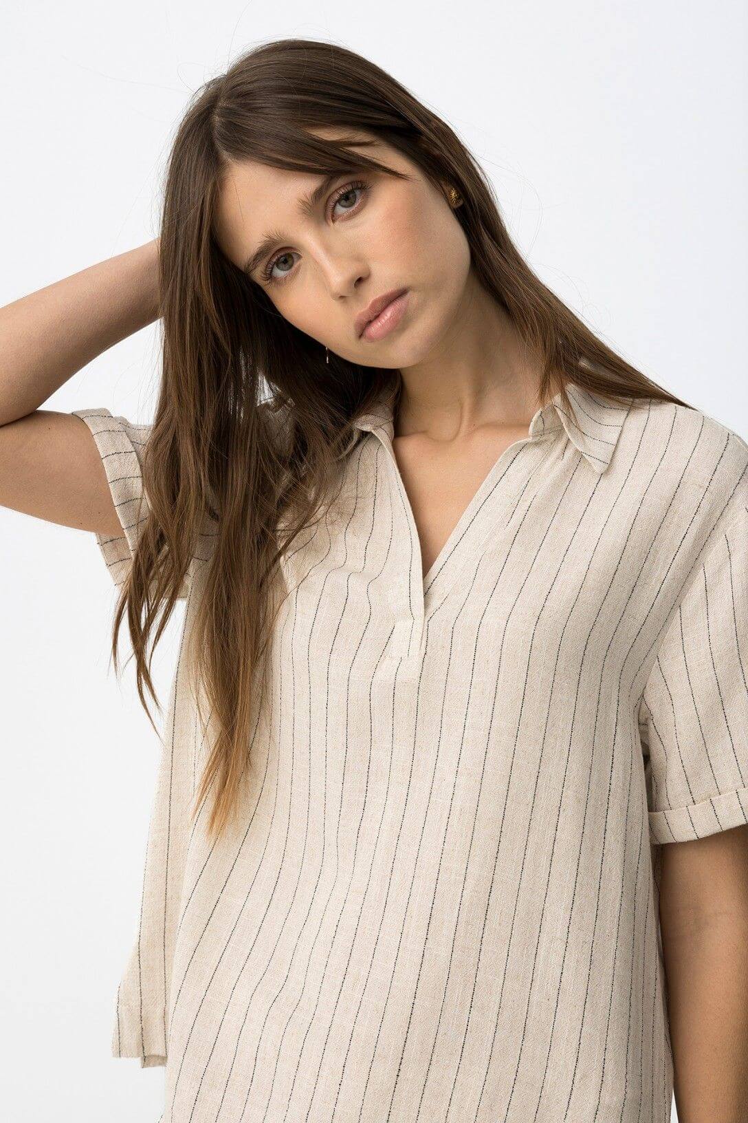 Dettaglio colletto aperto della Camicia Soulout donna – tessuto leggero a righe beige in viscosa e lino
