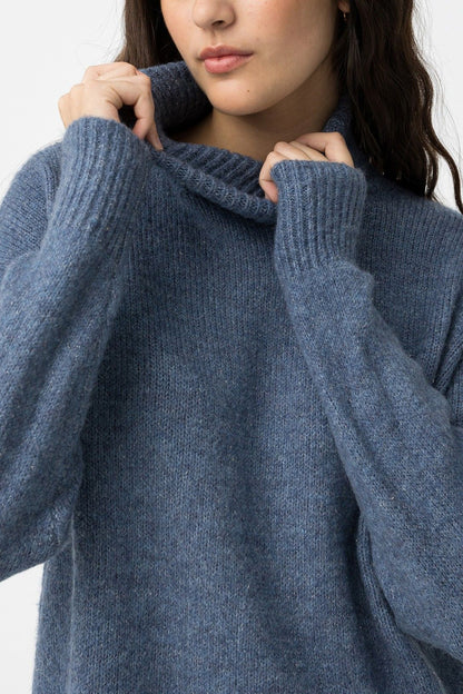 Dettaglio collo alto maglione Suspiria blue Tiffosi