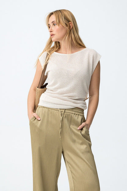 Top donna Taky indossato, vestibilità elegante scollo ampio
