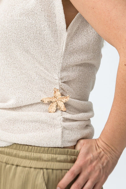 Dettaglio drappeggio laterale top donna Taky, stella gioiello applicata
