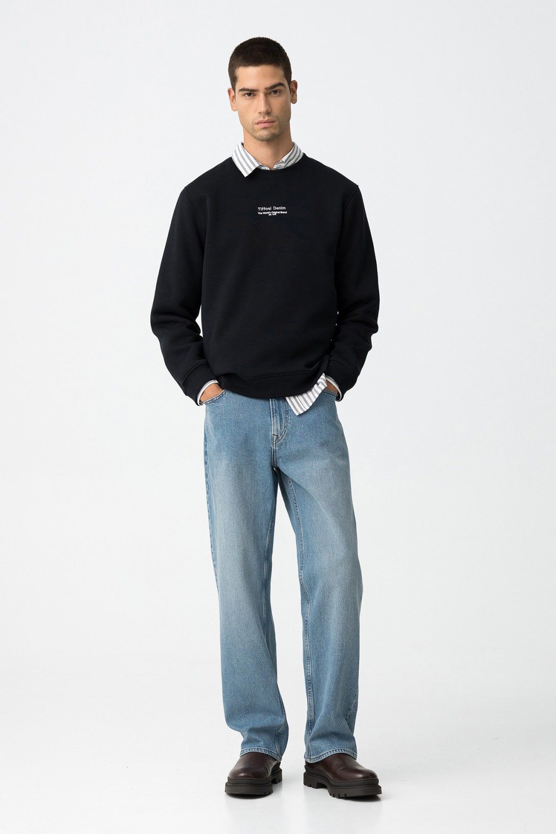 Jeans Thomas Wide Leg - Vista frontale completa su modello, taglio a gamba larga in cotone blu scuro
