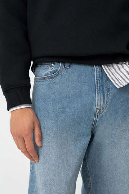 Jeans Thomas Wide Leg - Primo piano del modello che indossa i jeans, focus su vestibilità e stile
