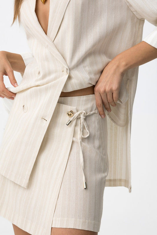 Gonna-Pantalone Beige Tina a righe indossata dettaglio abbottonatura.