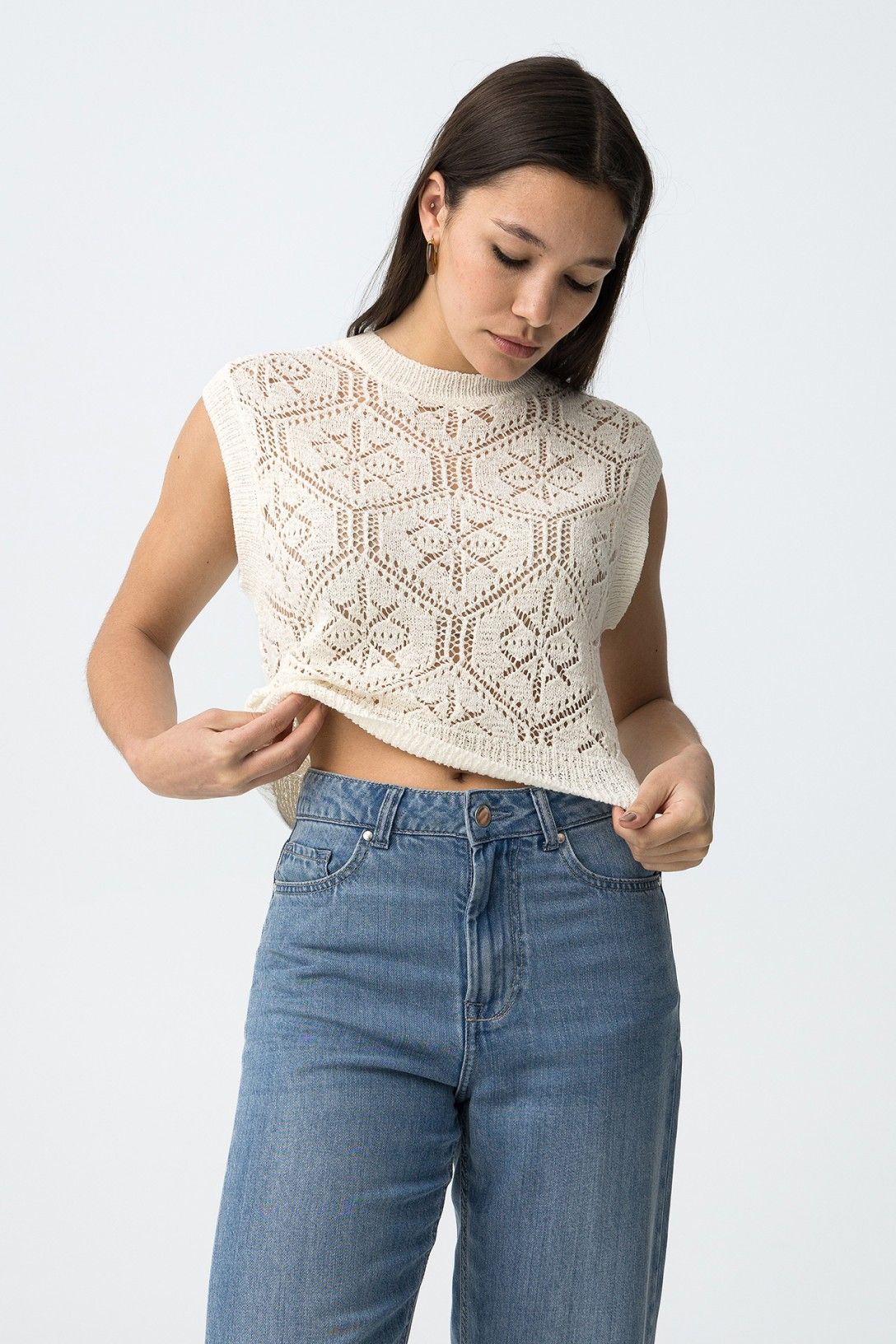 Top Tulipe indossato di profilo – vestibilità slim fit che valorizza la silhouette, top donna estivo traforato
