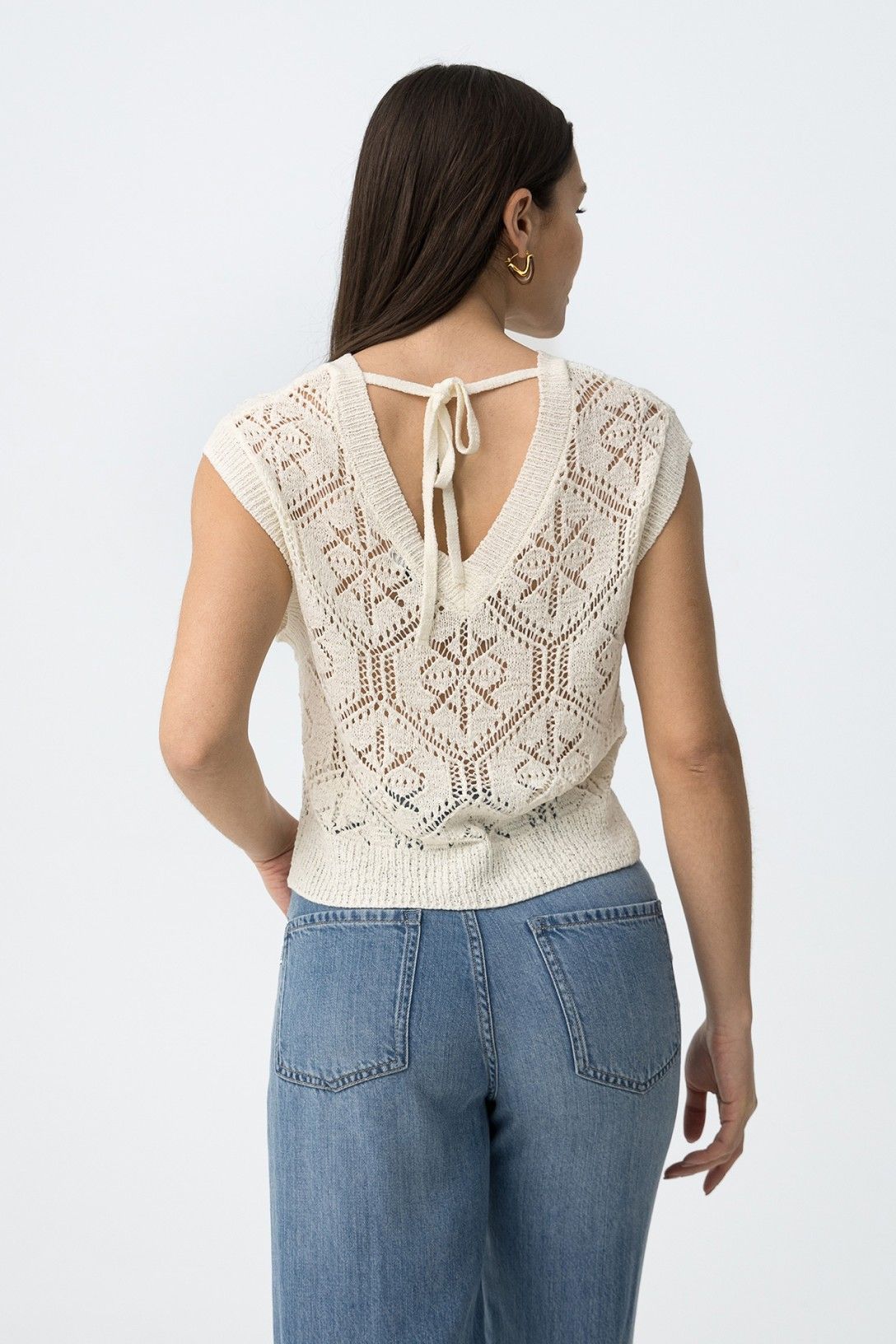 Top Tulipe donna – vista posteriore- top traforato tipo uncinetto slim fit, lunghezza punto vita, collezione estate Frarò
