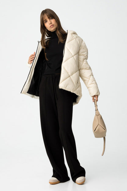 Look completo con pantalone tuta nero wide leg Valentina, piumino beige e accessori, outfit casual chic

