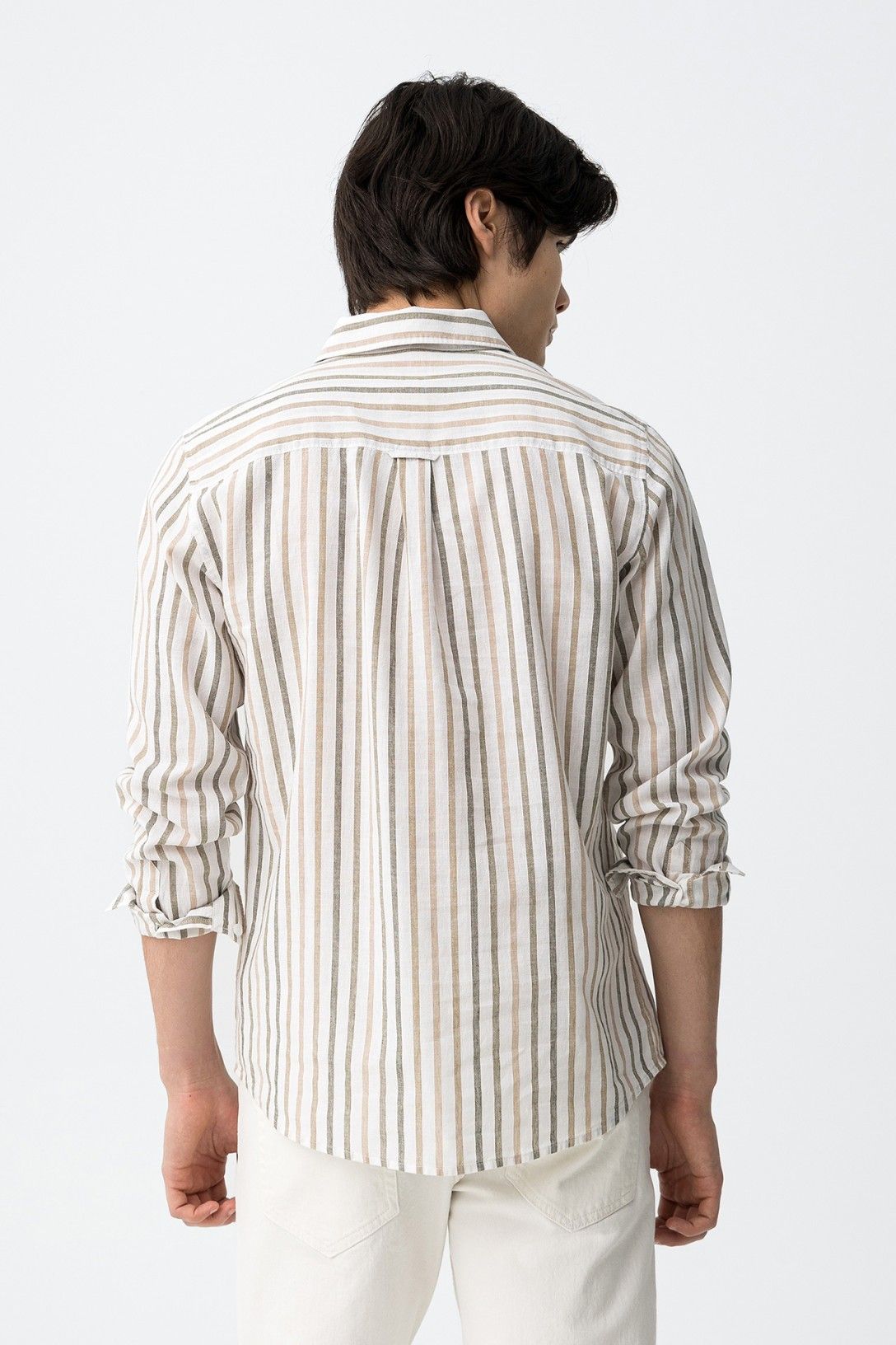 Retro camicia uomo Vincent in lino e cotone - Dettaglio vestibilità dritta e cuciture
