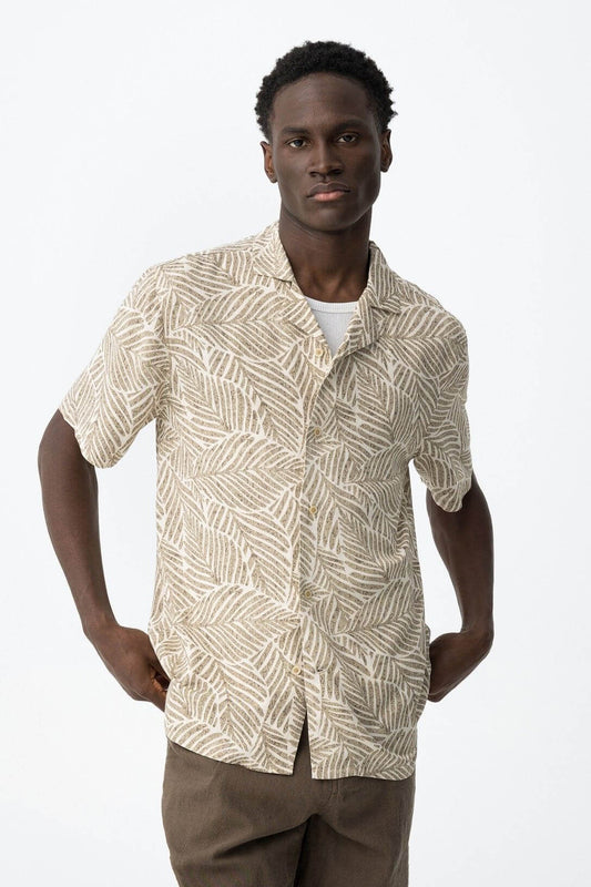 Camicia Uomo Vincenzo Beige - Vista Frontale con Stampa a Foglie e Abbottonatura
