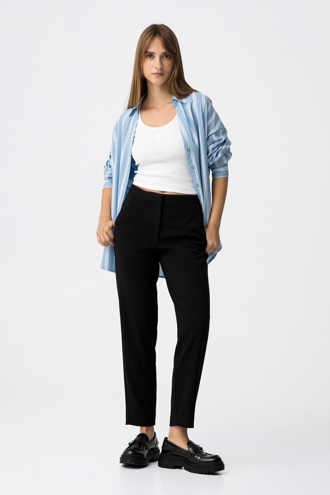 "Pantalone chino violeta in nero abbinato a camicia bianca"