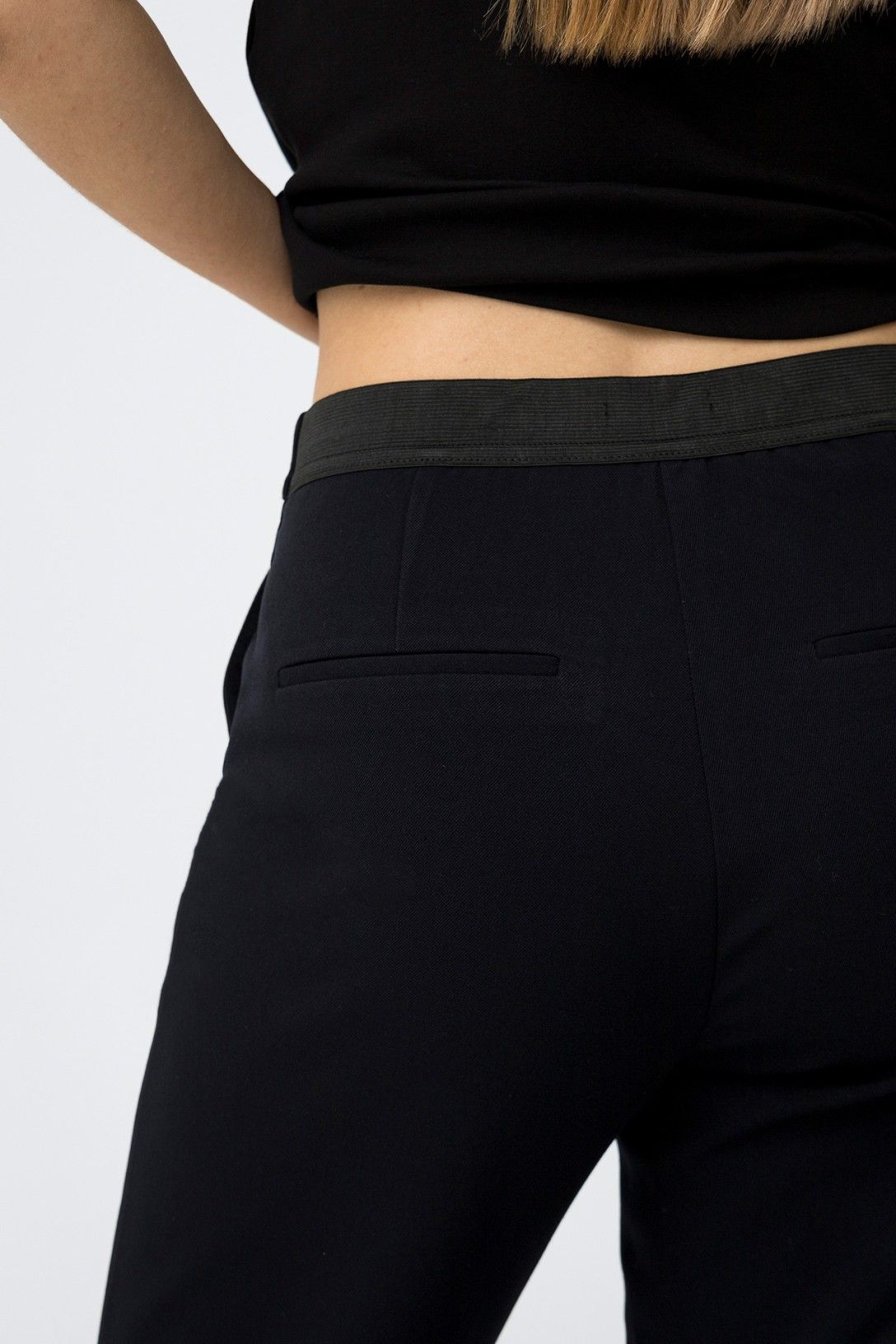 Pantalone chino violeta, donna, dettaglio elastico in vita posteriore