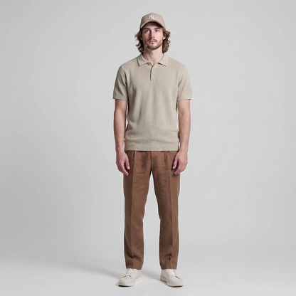 Pantalone sartoriale uomo con pince ME82 Frarò – Vista indossato, colore Safari, tessuto Tencel e Lino
