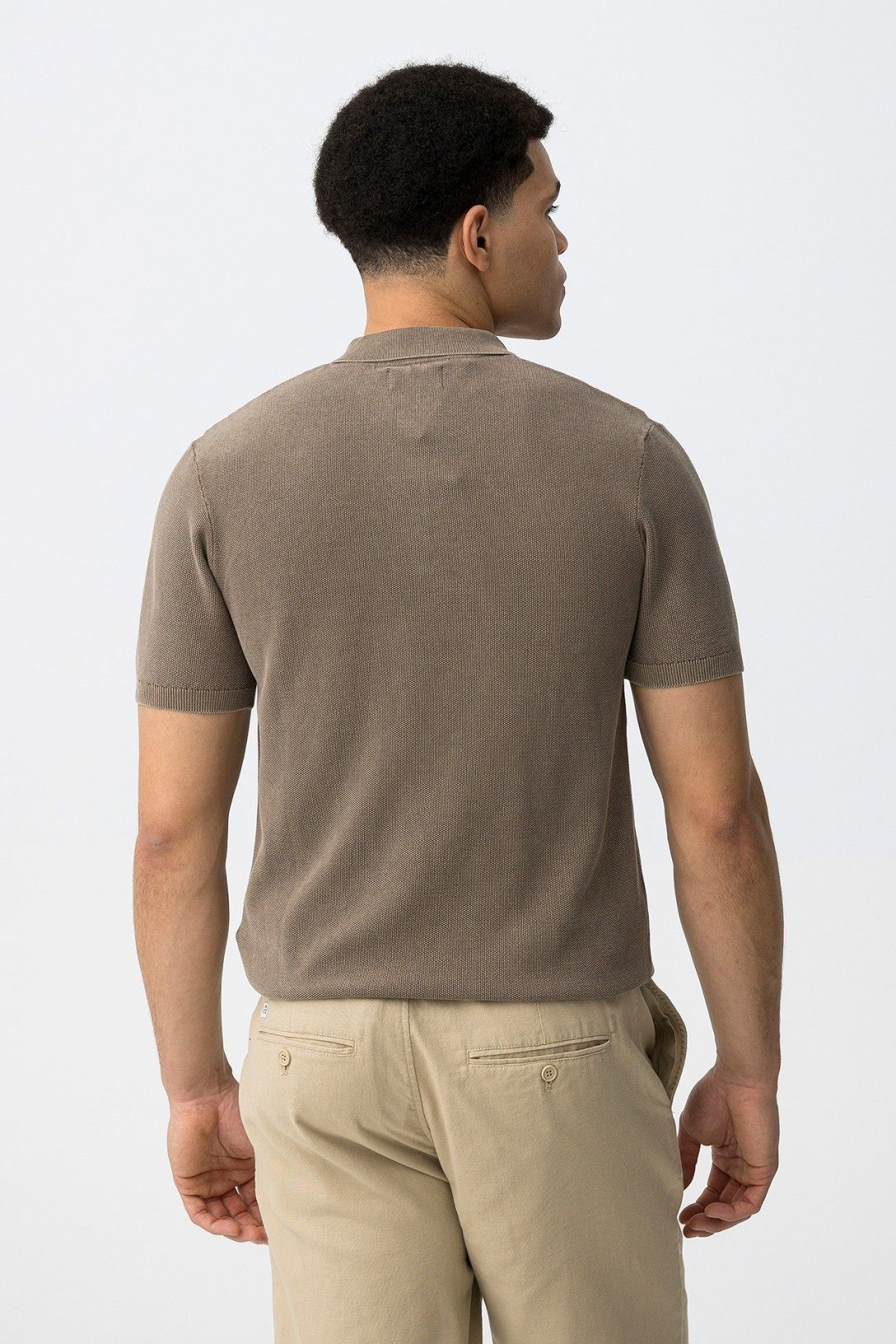 Polo uomo Wonder color bruciato - dettaglio retro e vestibilità casual
