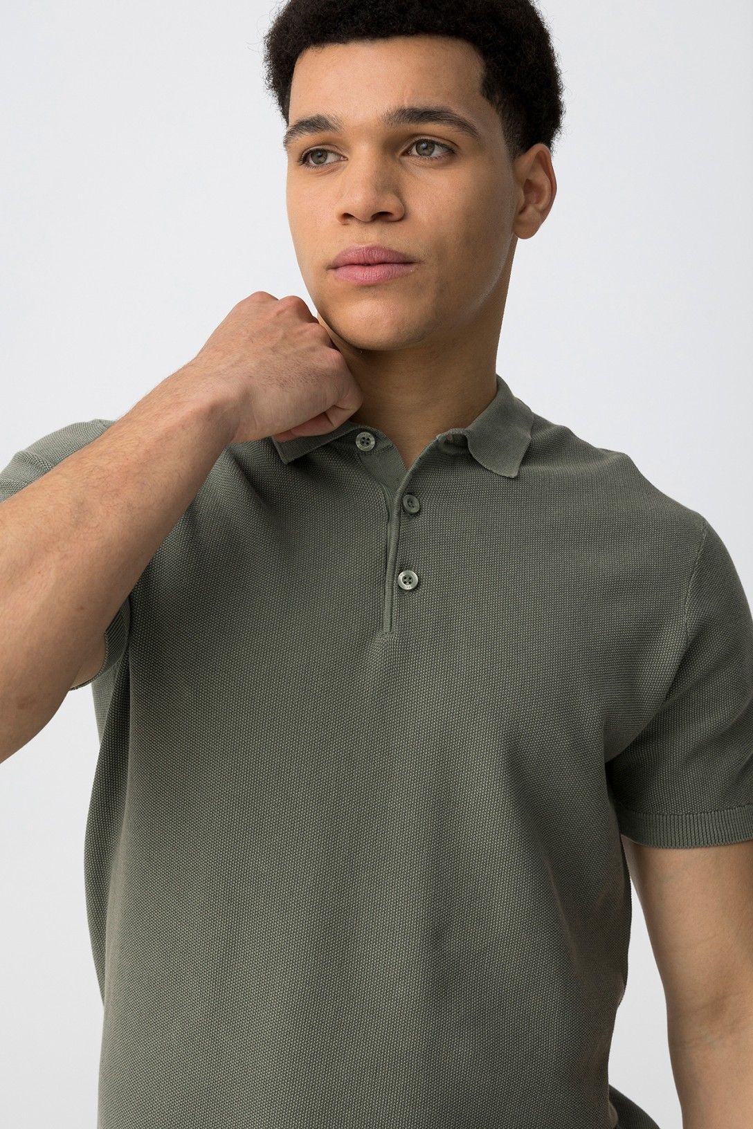 Polo uomo Wonder verde militare - dettaglio colletto, tessuto e fit regolare
