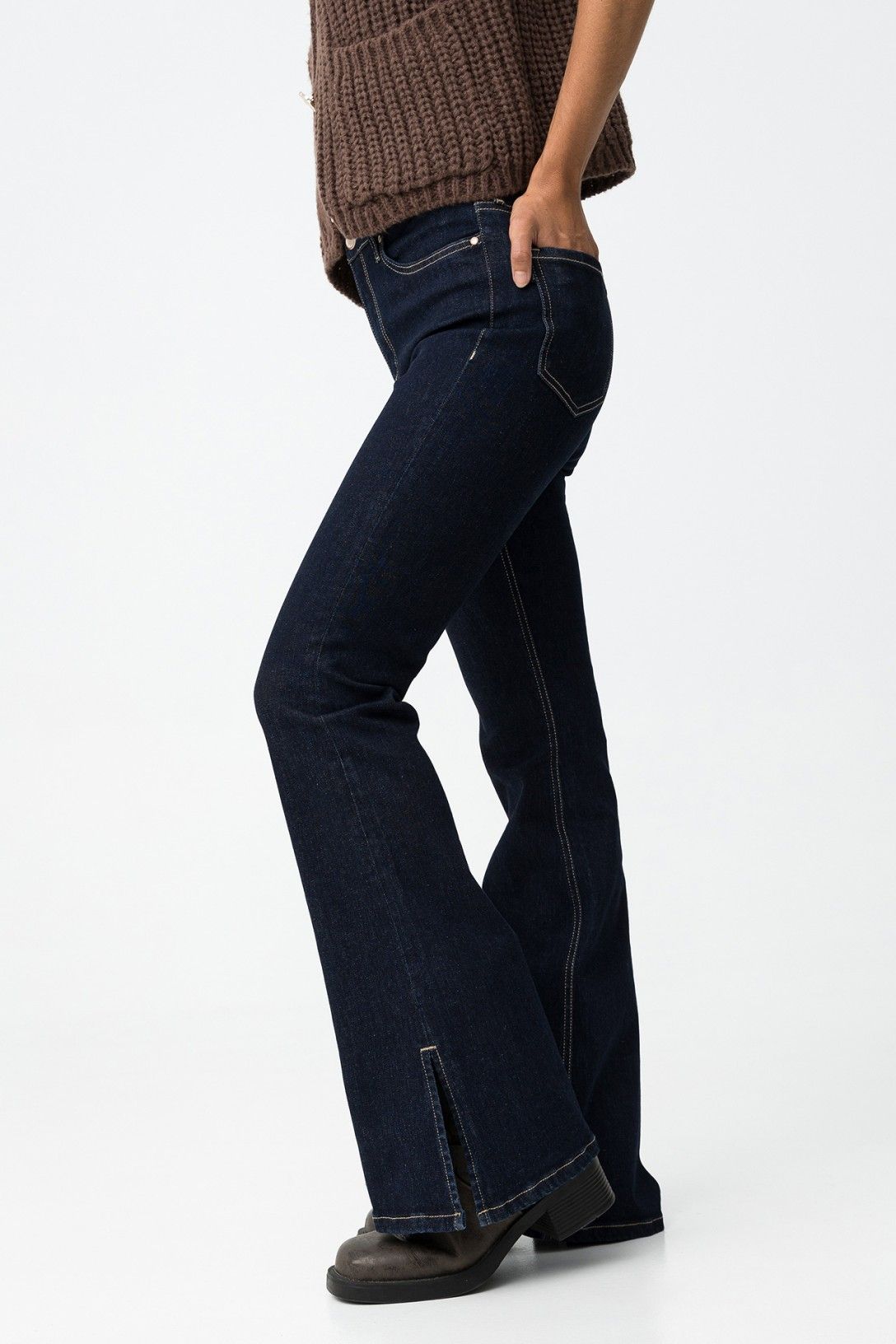 "Jeans donna Tiffosi Zoe_65 lavaggio 0 vista laterale - vestibilità zampa spacchetti"