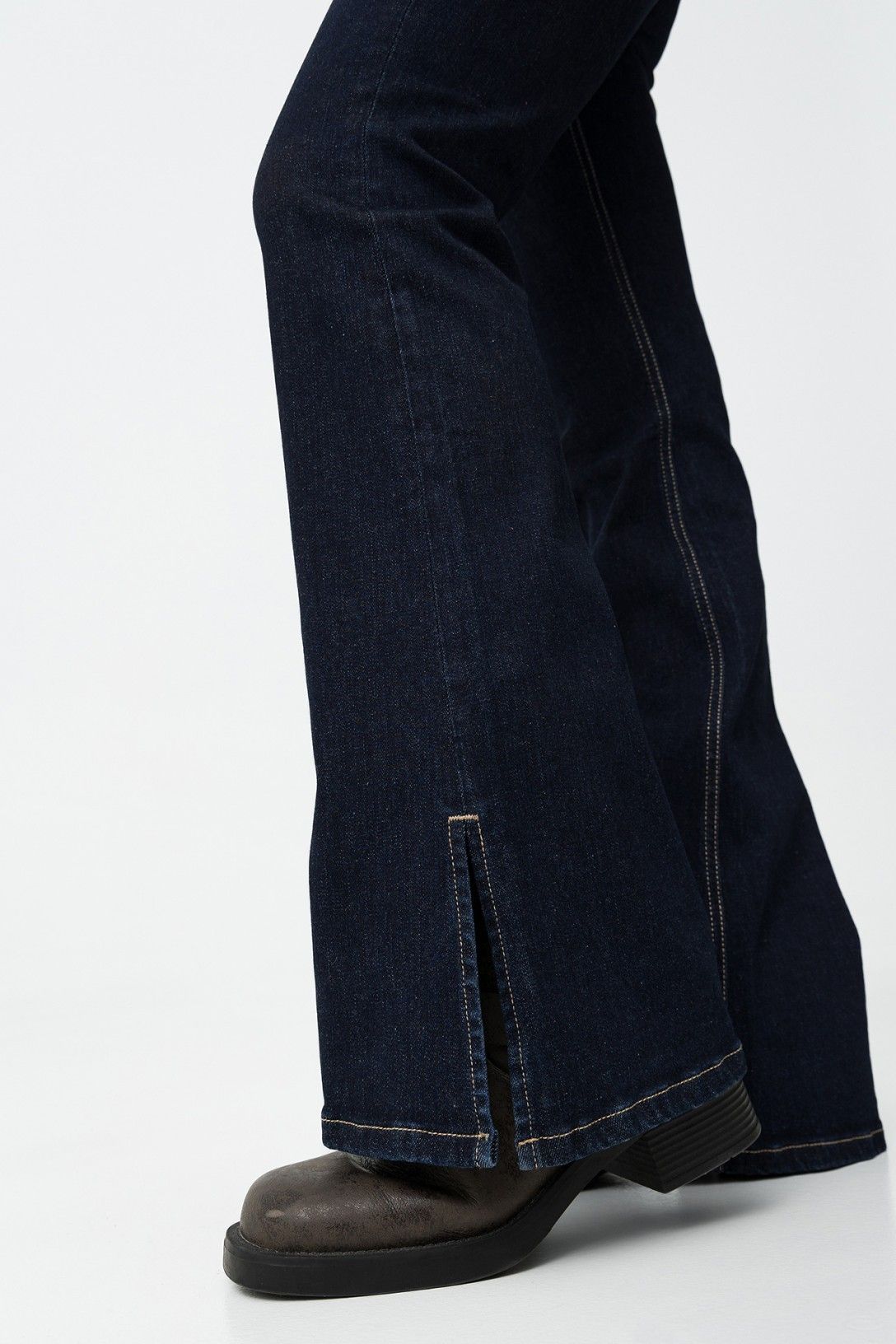 "Jeans donna Tiffosi Zoe_65 lavaggio 0 dettaglio spacchetti - design zampa vintage"