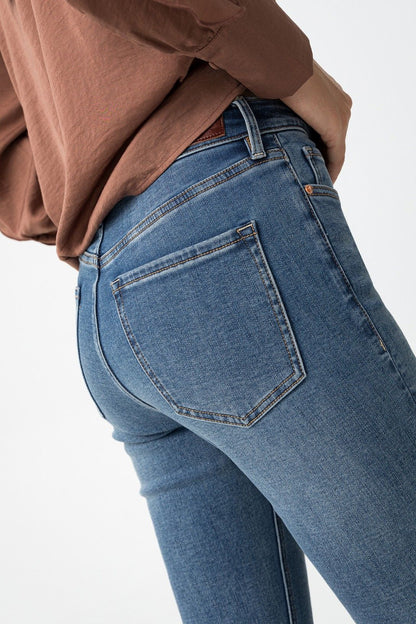  "Dettaglio jeans zampa termici Zoe_67 - gamba a zampa e 5 tasche per look invernale"